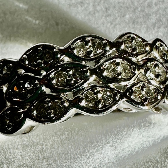 New 10KT White Gold Diamond Ring - Picture 8 of 9